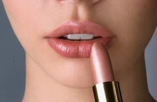 Cara Menjaga Riasan Lipstik Agar Tahan Lama